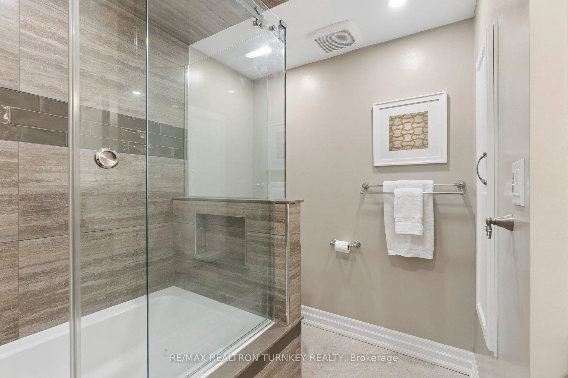 Photo 24 of 22 Trillium Drive, Aurora, Aurora Highlands — HOMEH
