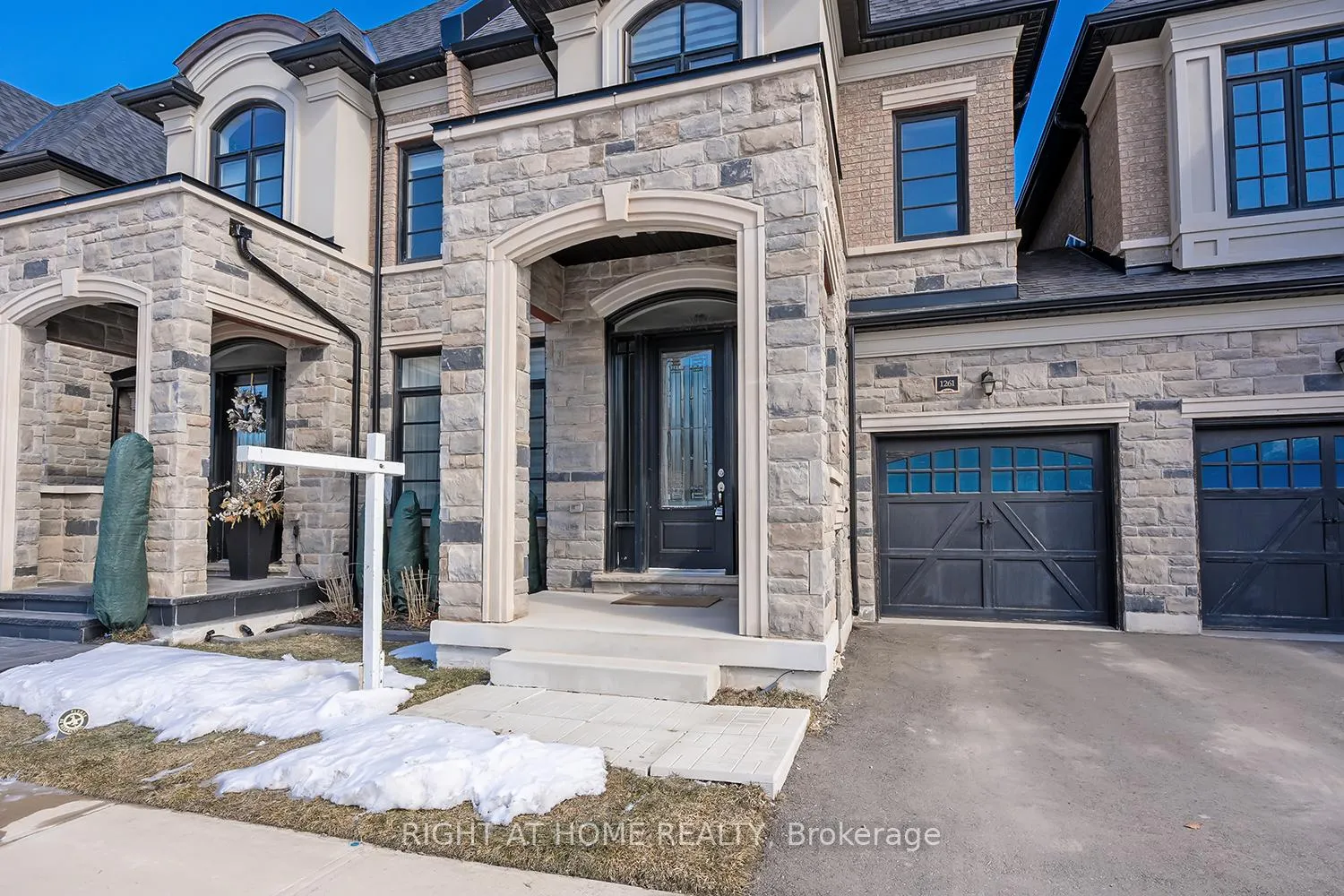 Photo 3 of 1261 Merton Road, Oakville, Glen Abbey — HOMEH