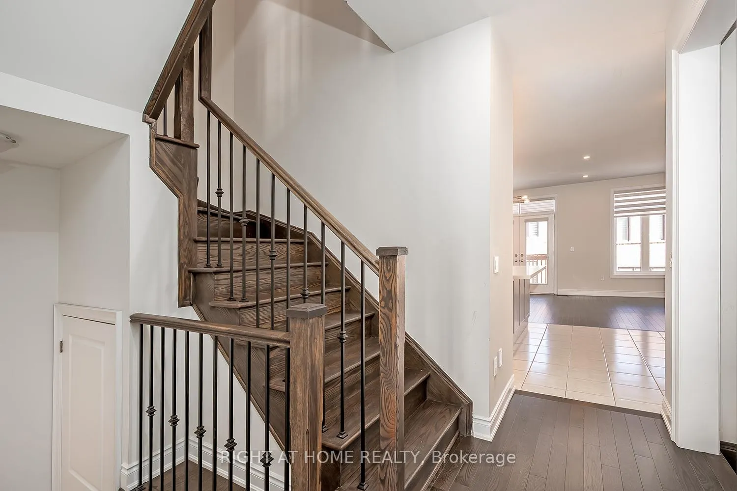 Photo 9 of 1261 Merton Road, Oakville, Glen Abbey — HOMEH