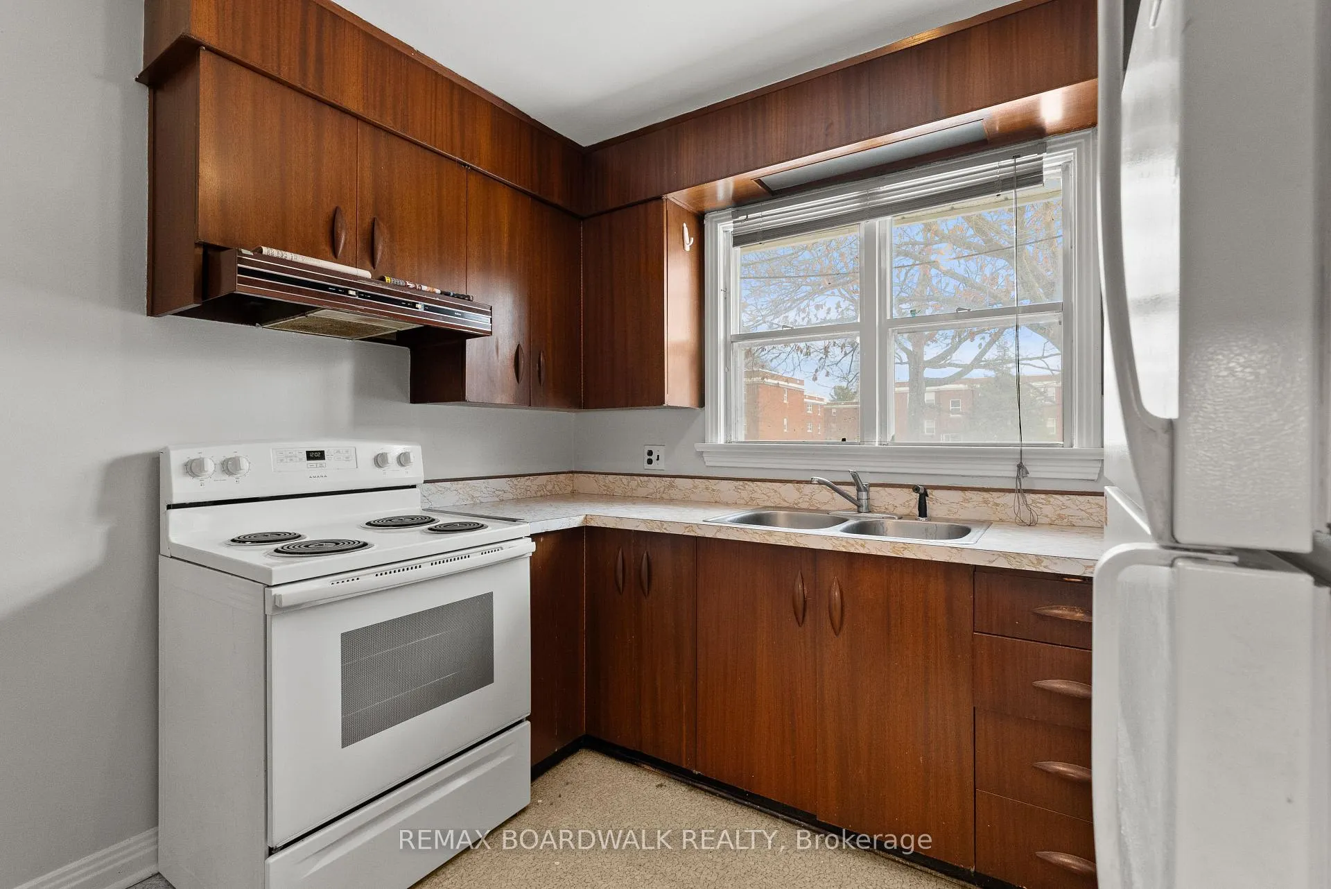 Photo 11 of 1610 Alta Vista Drive, Ottawa, Riverview Park — HOMEH