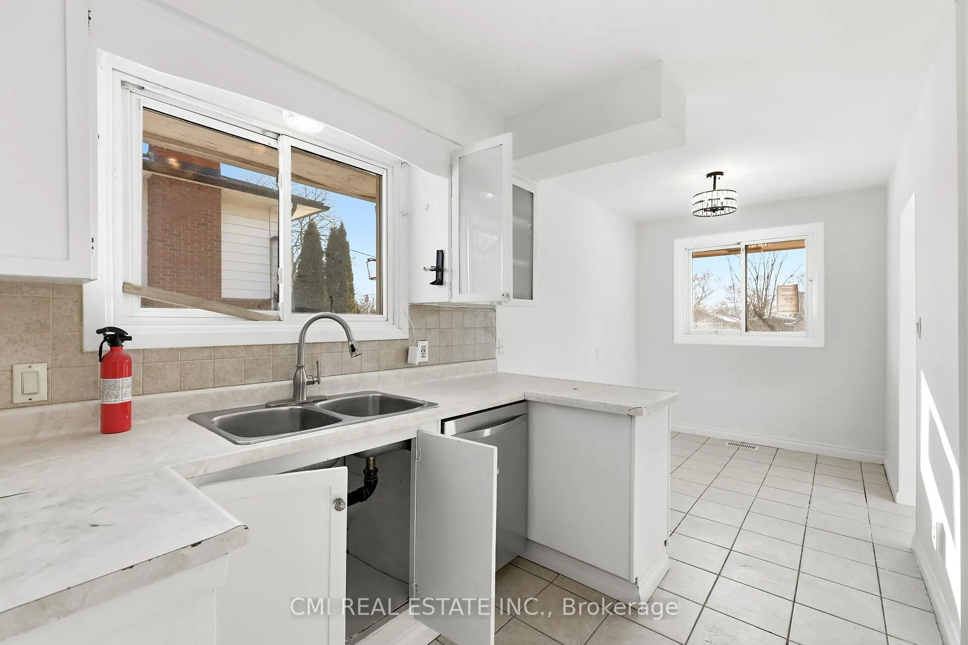 Photo 7 of 913 King Street, Whitby, Downtown Whitby — HOMEH