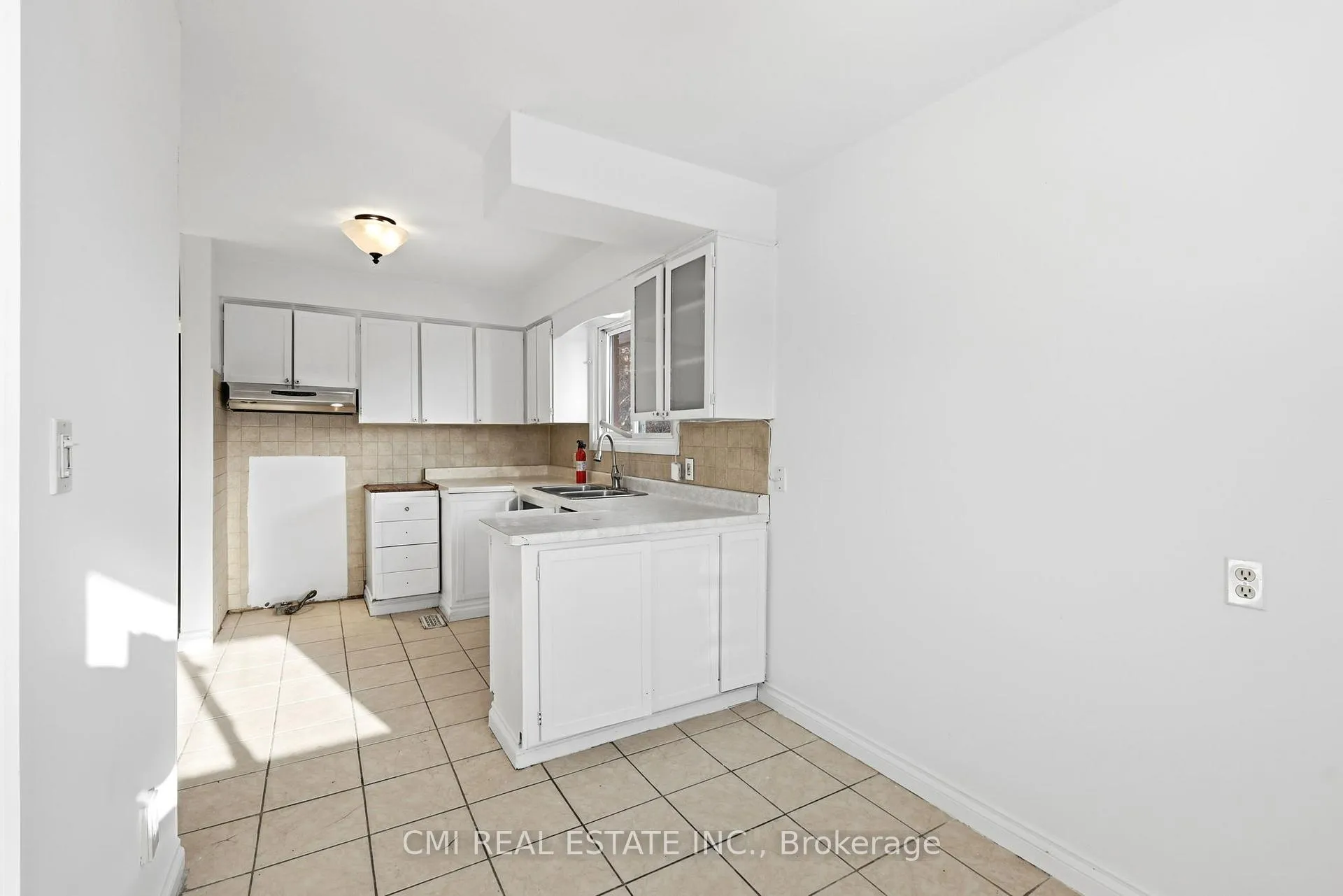 Photo 9 of 913 King Street, Whitby, Downtown Whitby — HOMEH