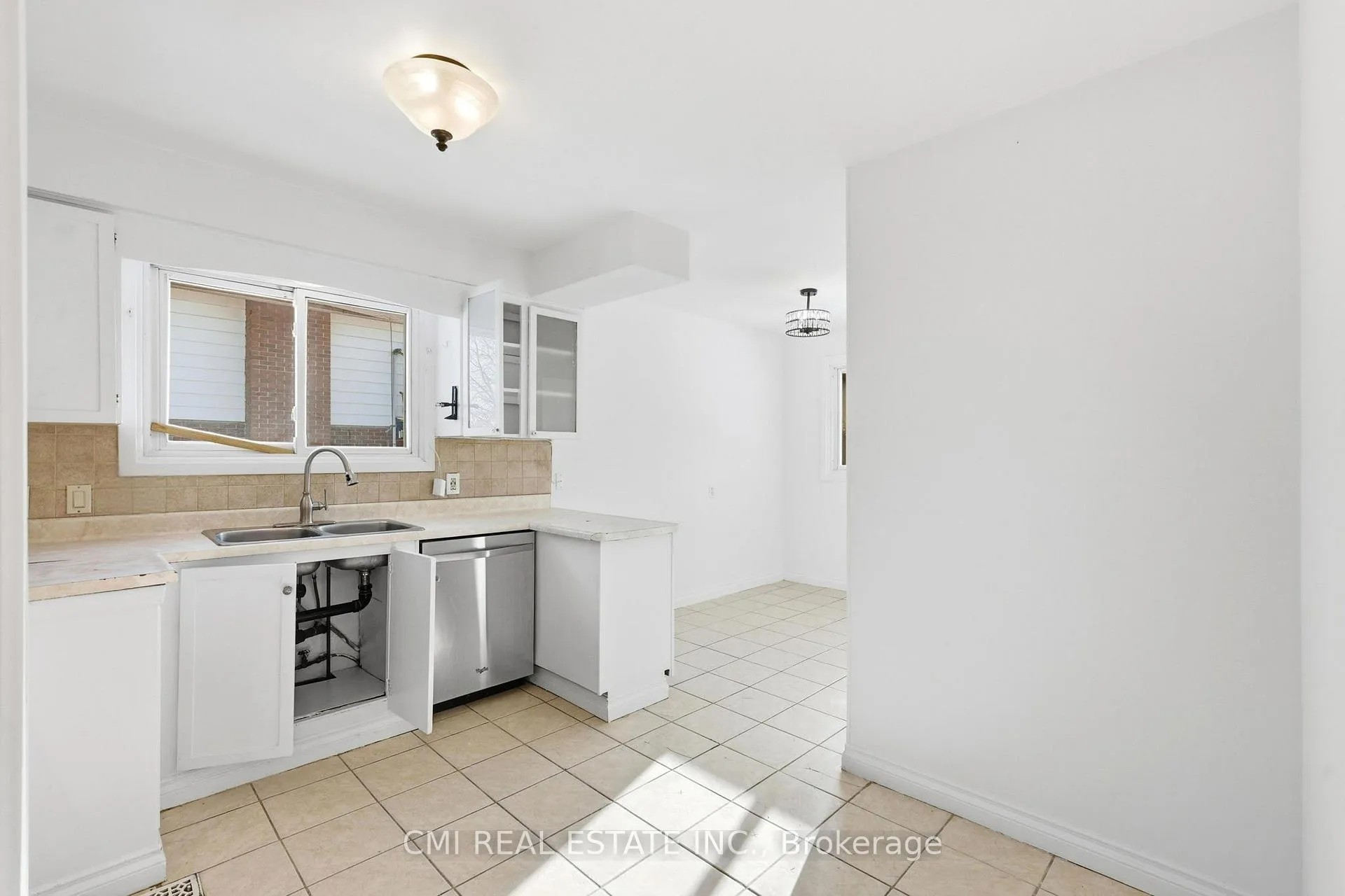 Photo 11 of 913 King Street, Whitby, Downtown Whitby — HOMEH