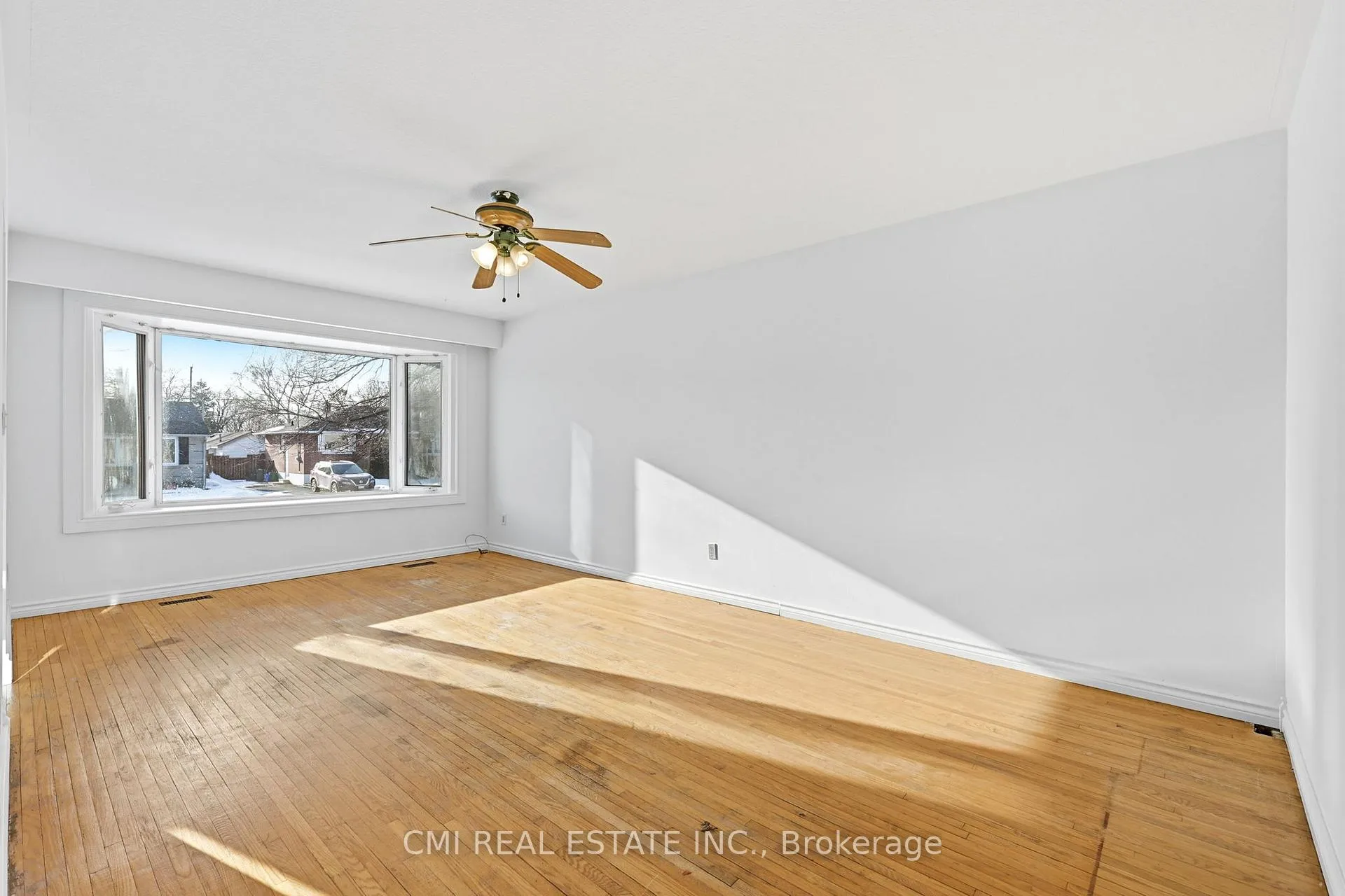 Photo 15 of 913 King Street, Whitby, Downtown Whitby — HOMEH