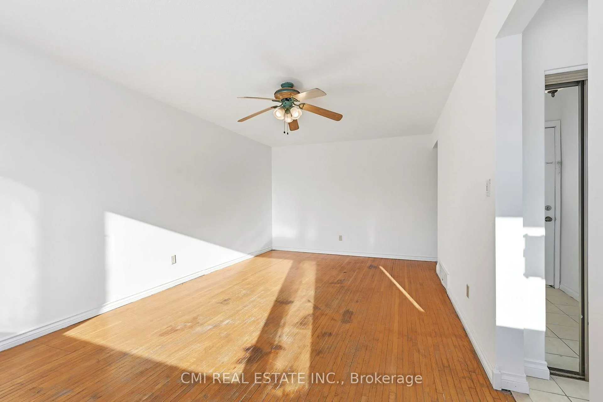 Photo 17 of 913 King Street, Whitby, Downtown Whitby — HOMEH