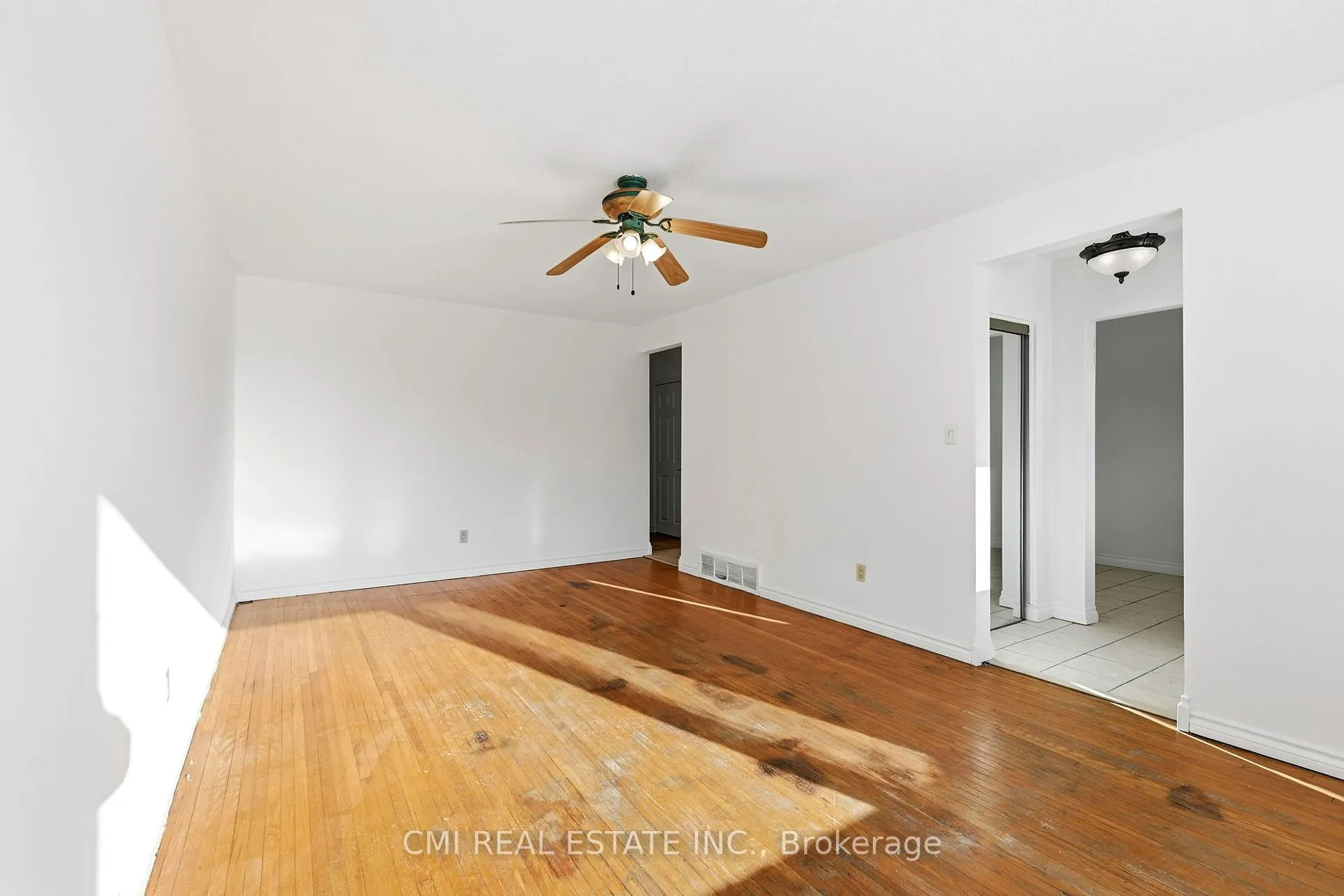 Photo 18 of 913 King Street, Whitby, Downtown Whitby — HOMEH