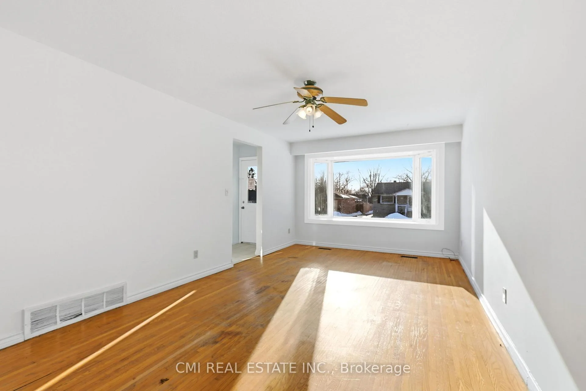 Photo 27 of 913 King Street, Whitby, Downtown Whitby — HOMEH
