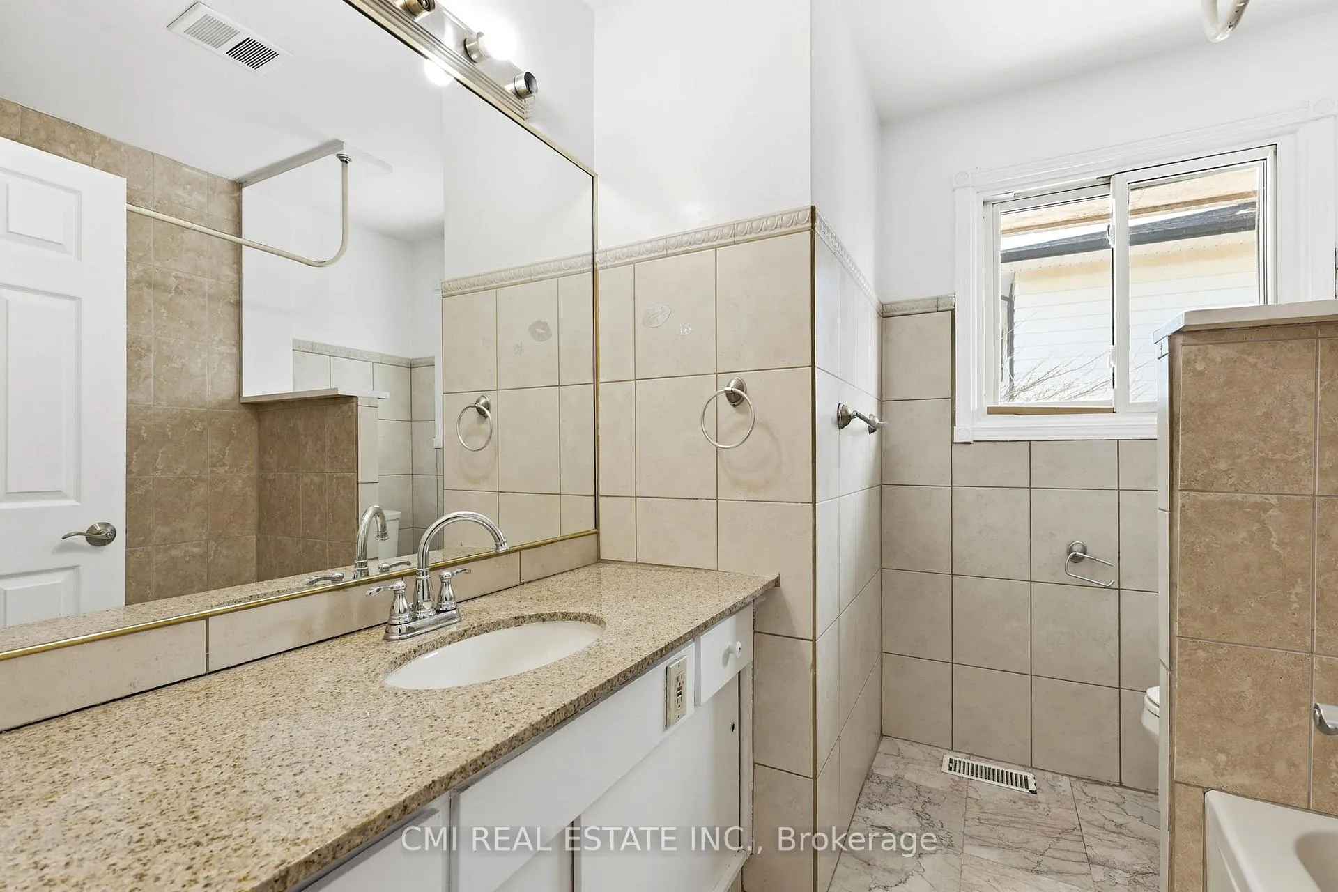 Photo 37 of 913 King Street, Whitby, Downtown Whitby — HOMEH
