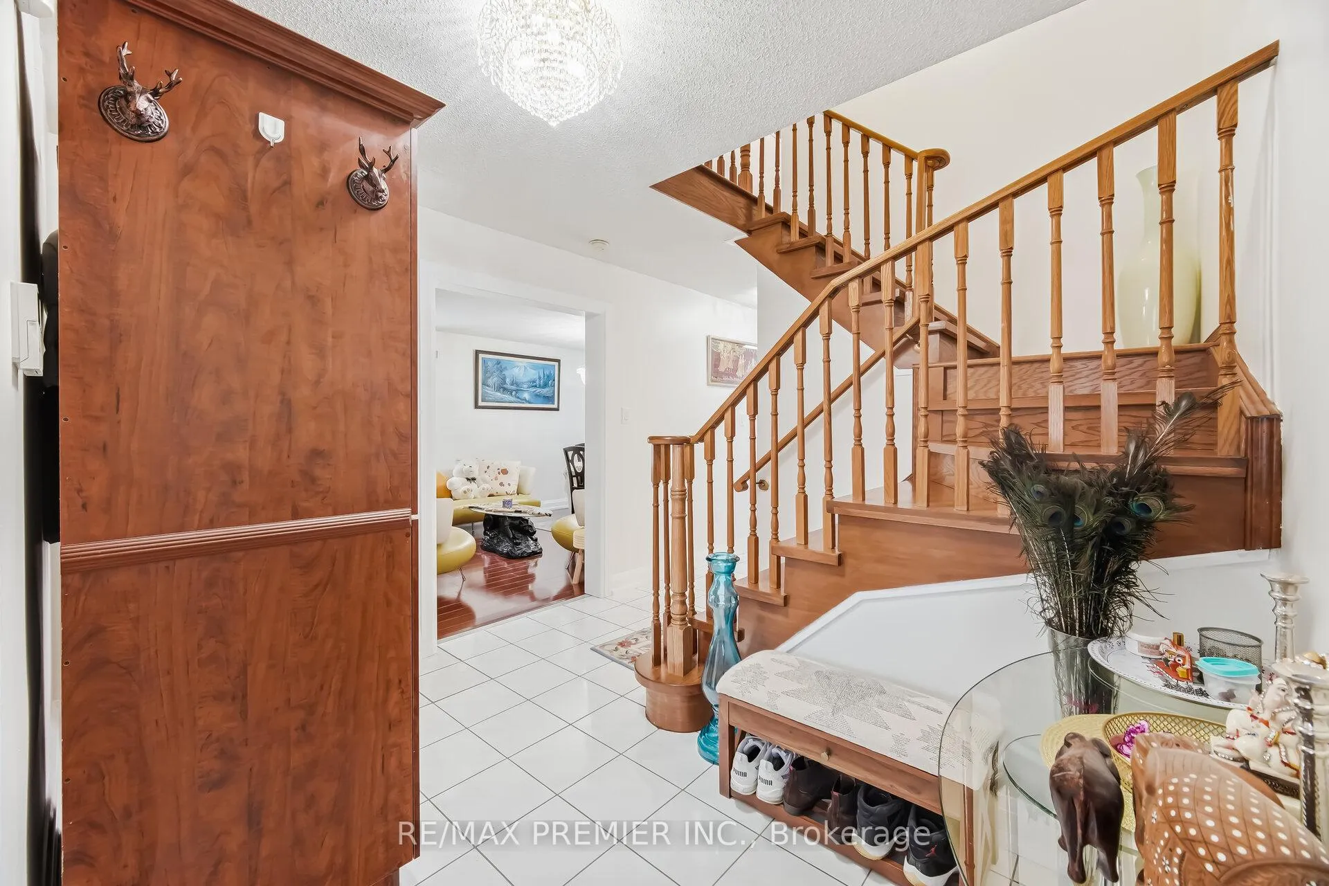 Photo 5 of 94 Apollo Road, Markham, Middlefield — HOMEH