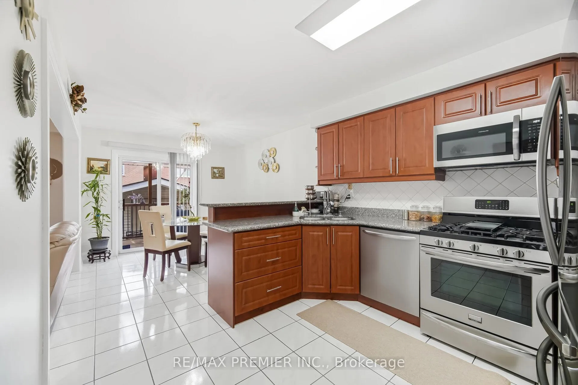 Photo 10 of 94 Apollo Road, Markham, Middlefield — HOMEH