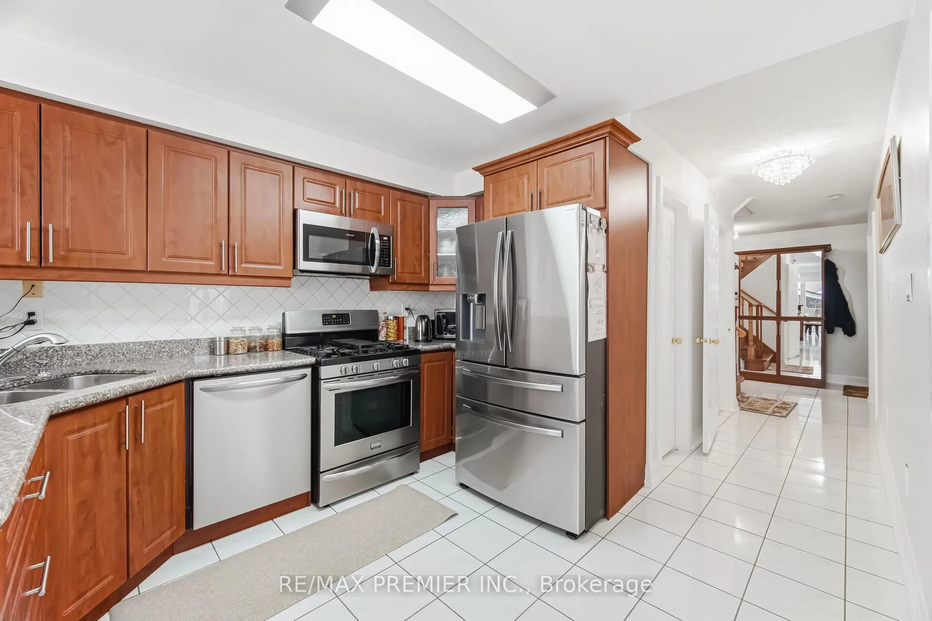 Photo 11 of 94 Apollo Road, Markham, Middlefield — HOMEH