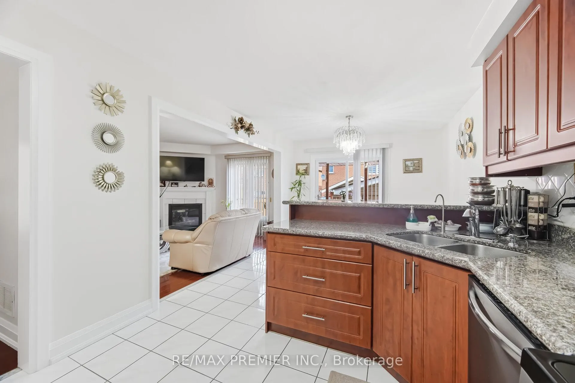 Photo 12 of 94 Apollo Road, Markham, Middlefield — HOMEH
