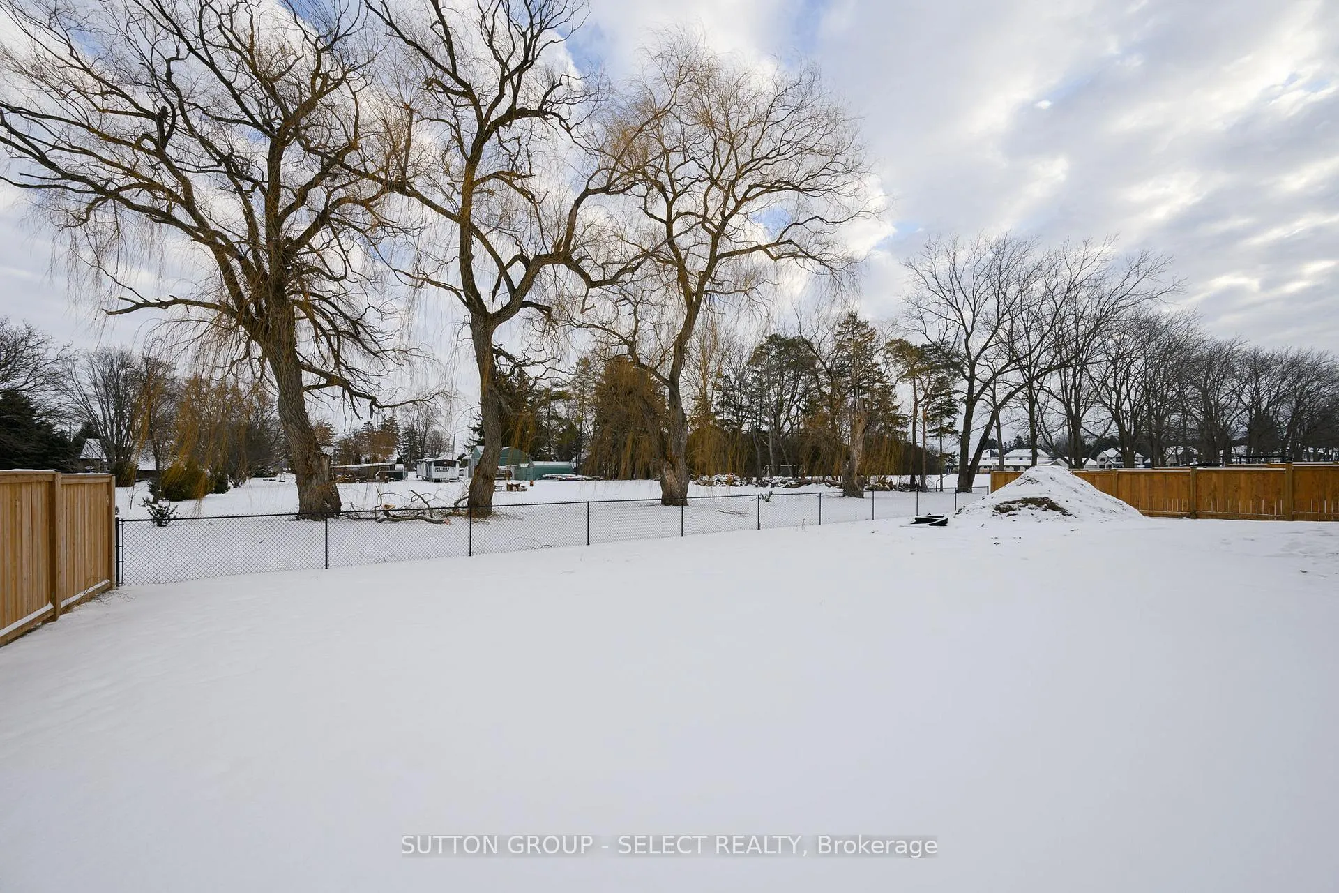 Photo 40 of 70 Royal Crescent, Southwold, Talbotville — HOMEH