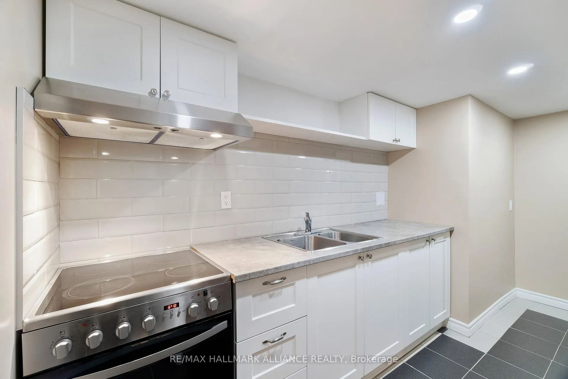 Photo 12 of 12 Hadfield Circle, Brampton, Sandringham-Wellington — HOMEH