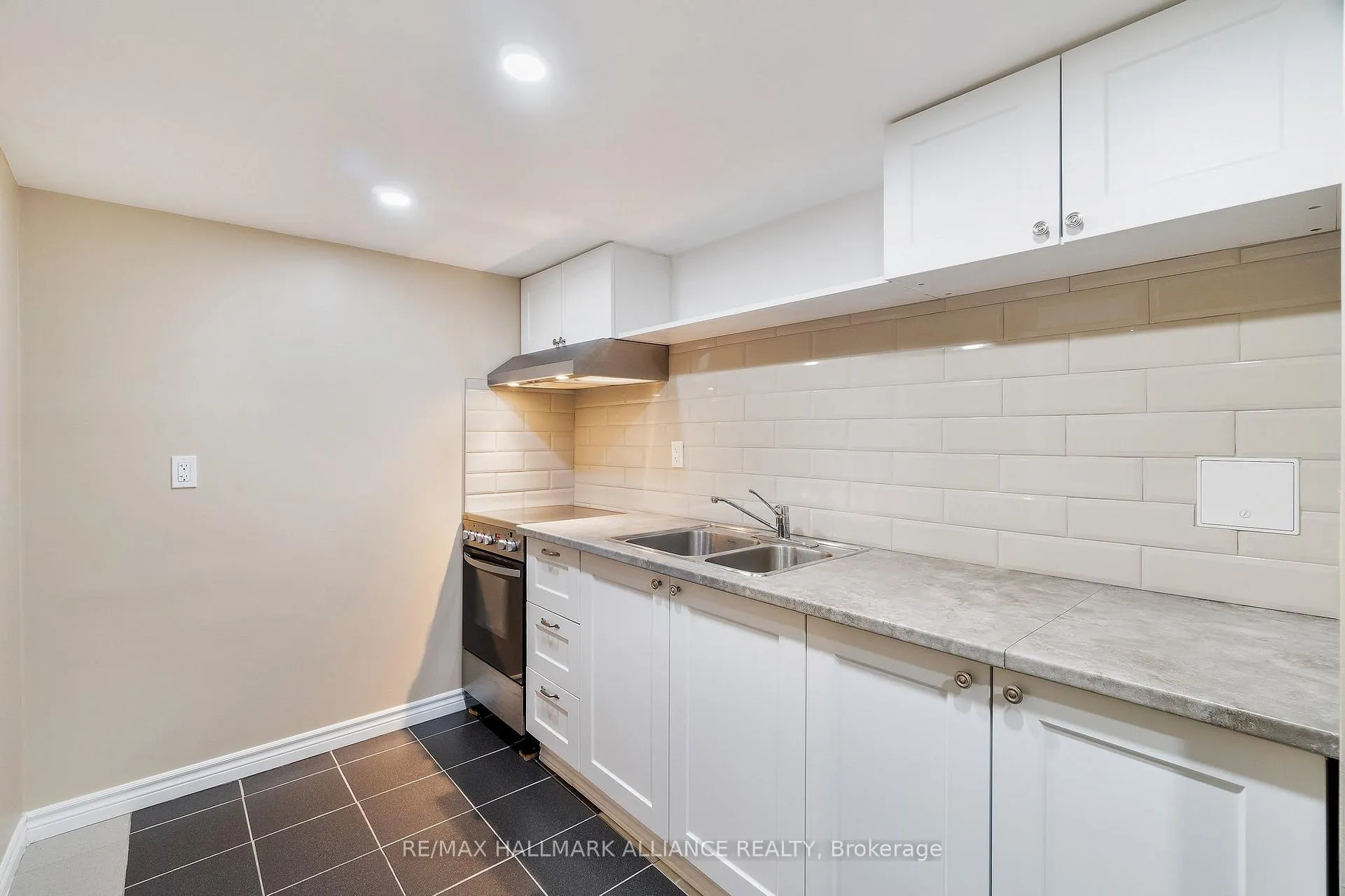 Photo 13 of 12 Hadfield Circle, Brampton, Sandringham-Wellington — HOMEH
