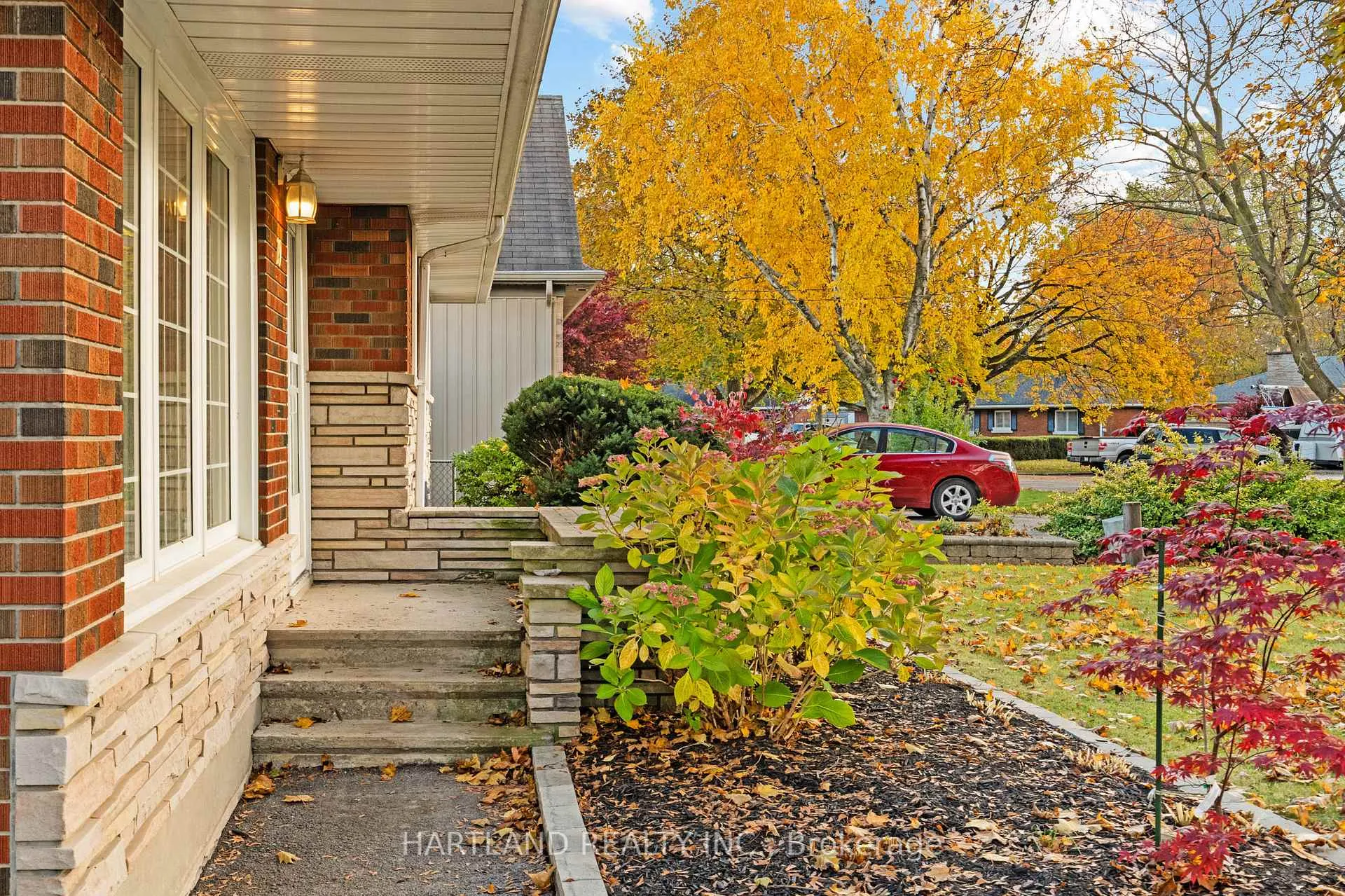 Photo 3 of 19 Kenworth Drive, St. Catharines, Carlton/Bunting — HOMEH