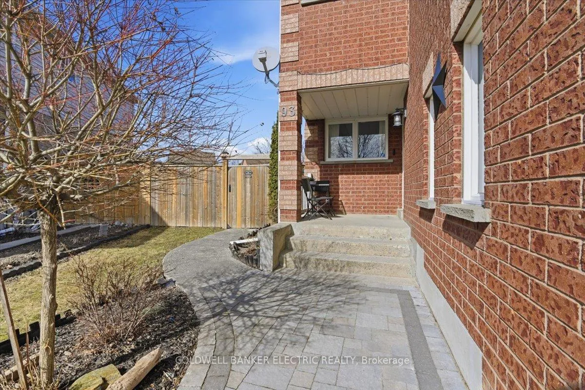 Photo 3 of 93 Farncomb Crescent, Clarington, Bowmanville — HOMEH
