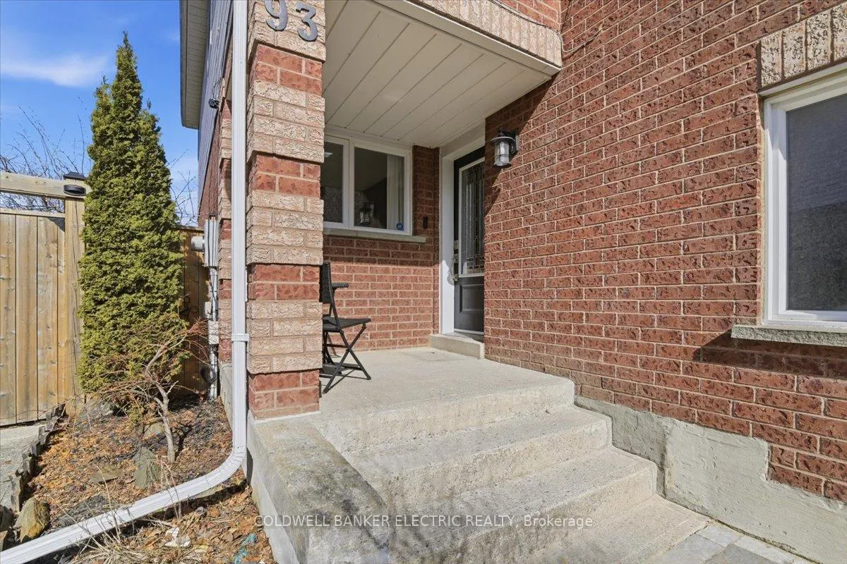 Photo 4 of 93 Farncomb Crescent, Clarington, Bowmanville — HOMEH