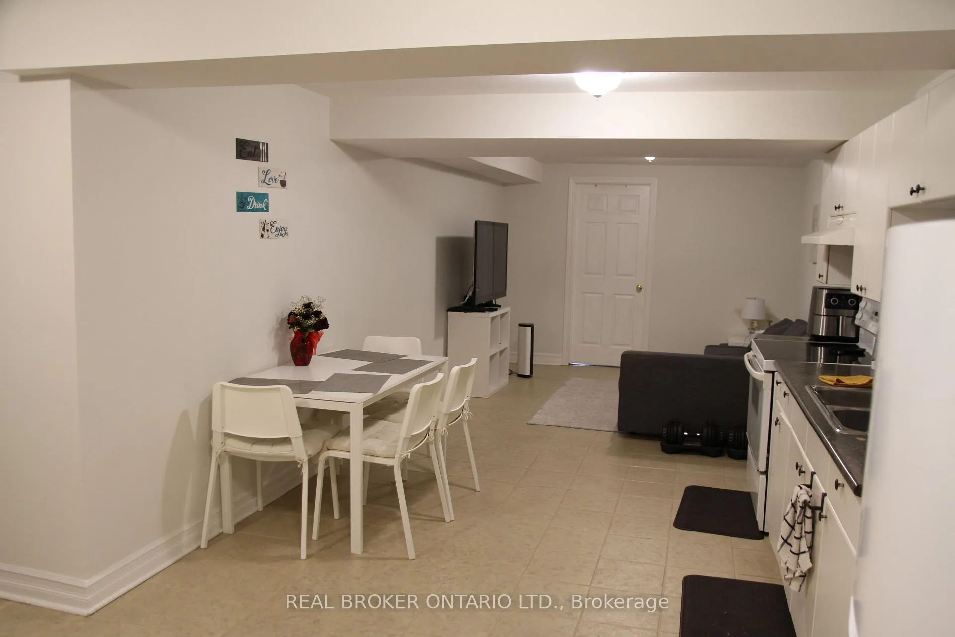 Photo 3 of 18 Tracie Court, Vaughan, Maple — HOMEH