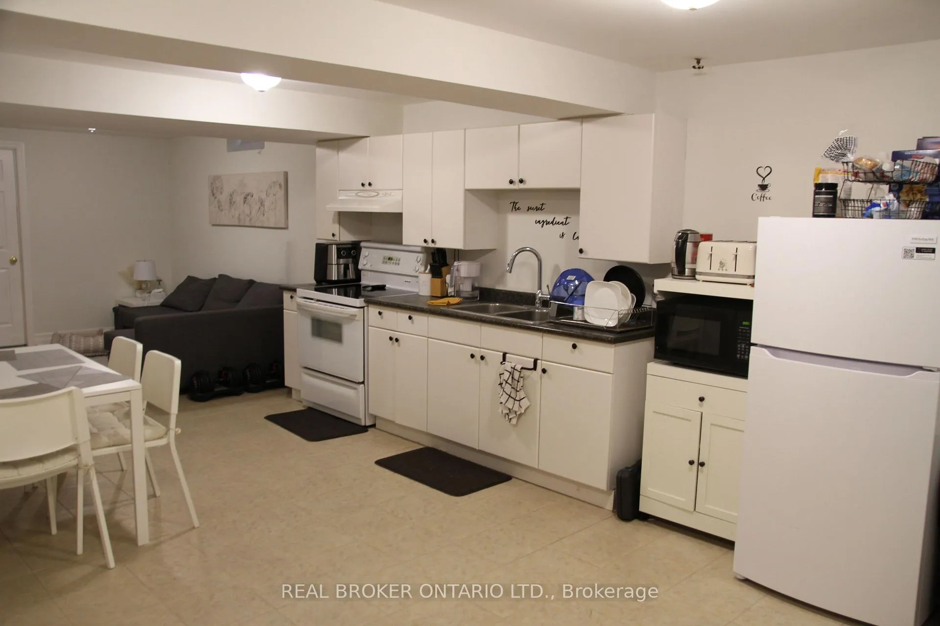 Photo 4 of 18 Tracie Court, Vaughan, Maple — HOMEH