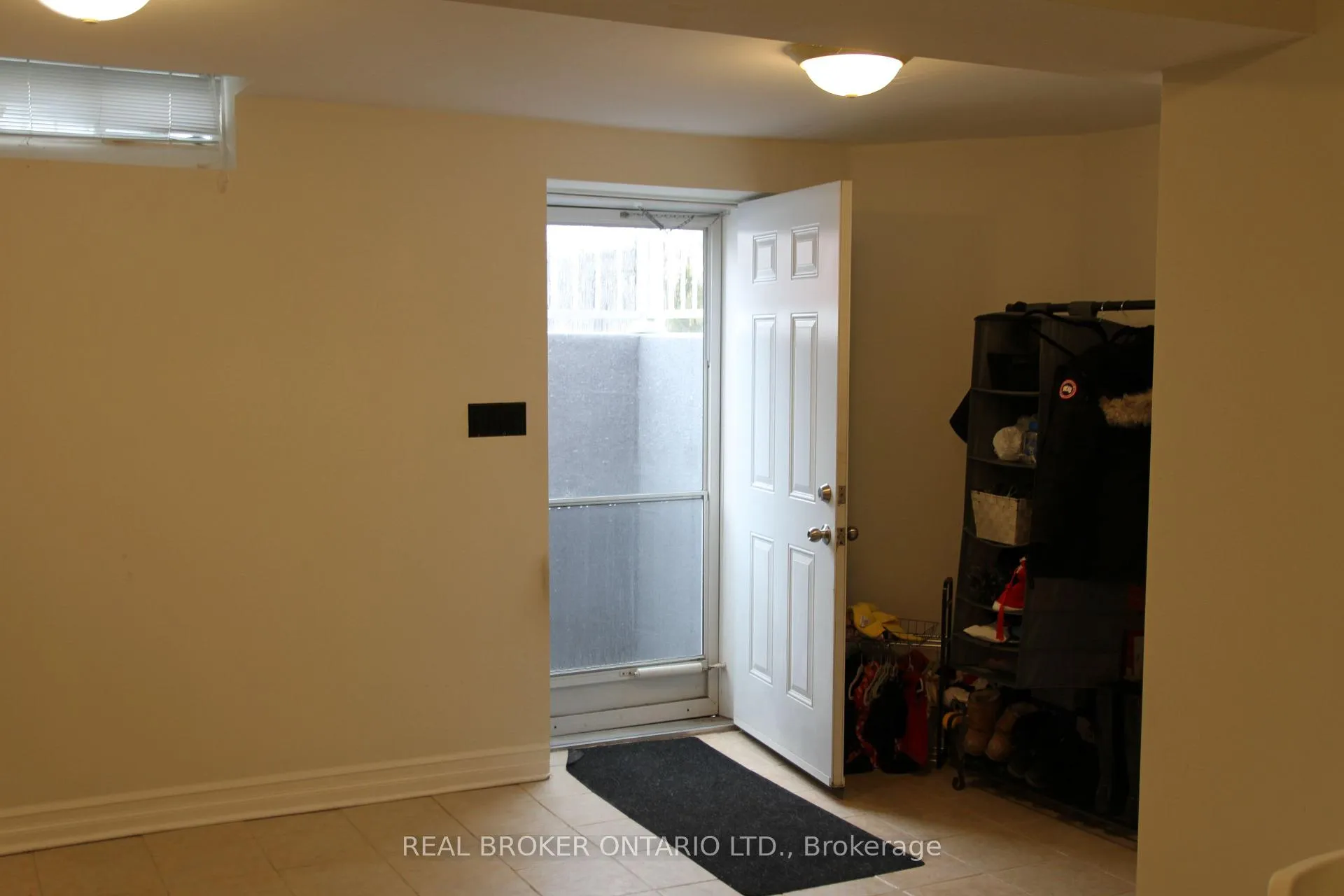 Photo 5 of 18 Tracie Court, Vaughan, Maple — HOMEH