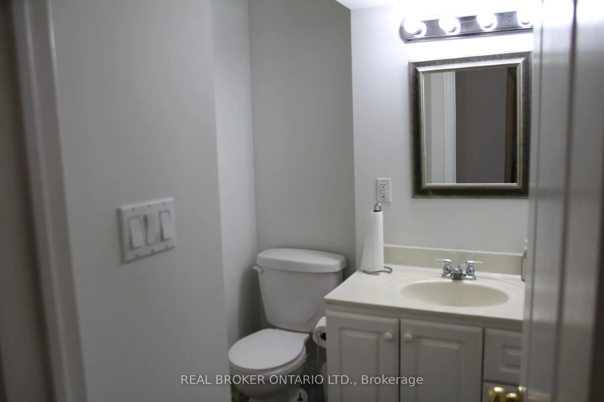 Photo 9 of 18 Tracie Court, Vaughan, Maple — HOMEH