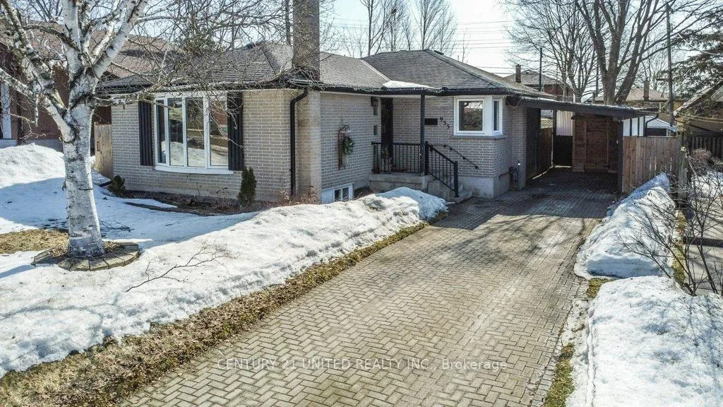 Front of 953 Oriole Drive