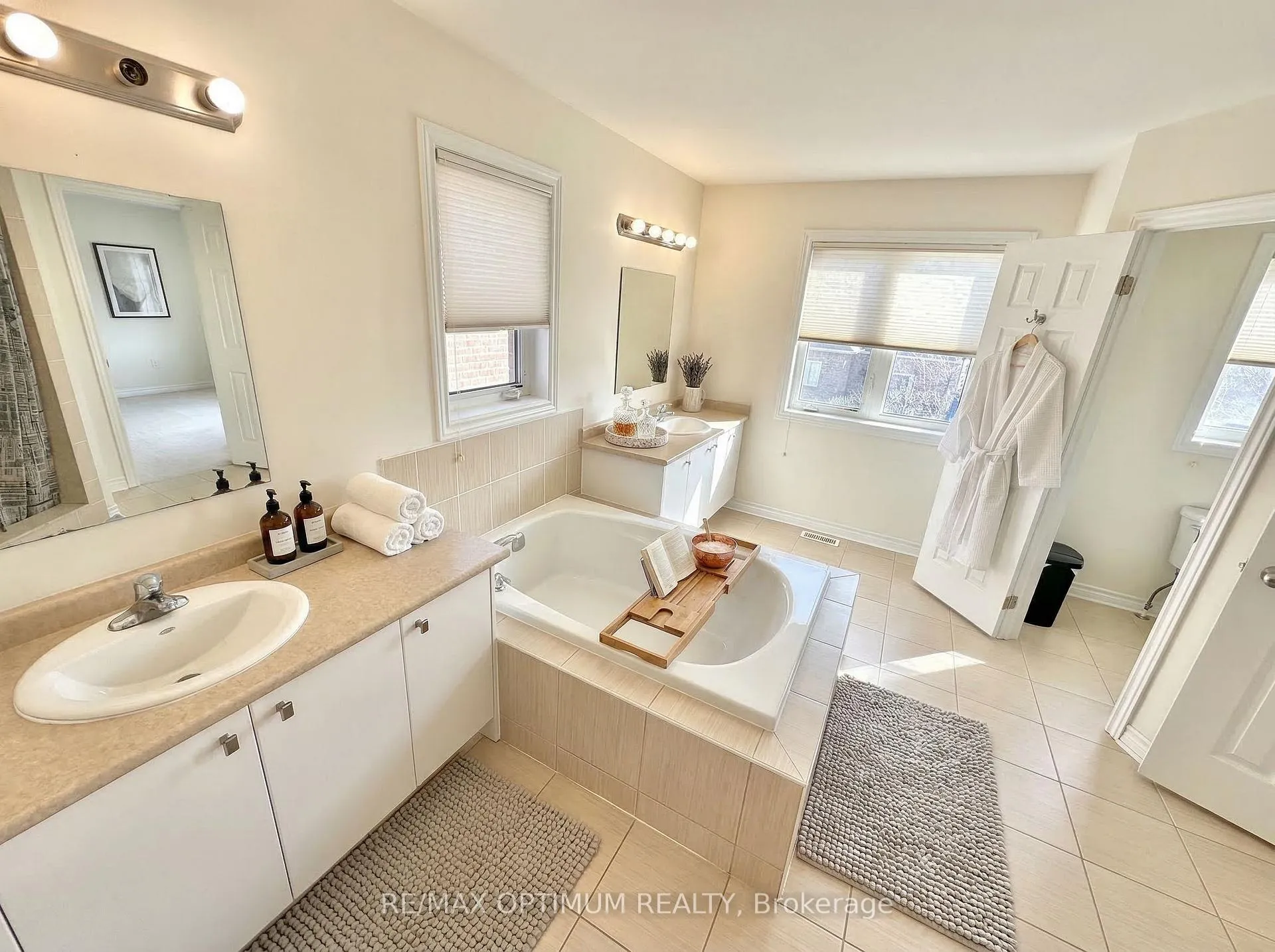 Photo 17 of 953 Black Cherry Drive NE, Oshawa, Taunton — HOMEH