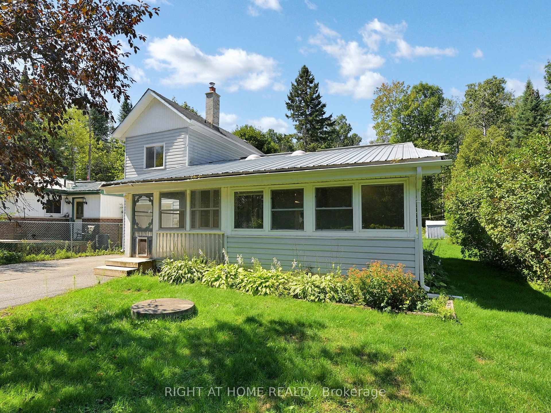 Photo 3 of 822 Pine Avenue, Innisfil, Lefroy — HOMEH