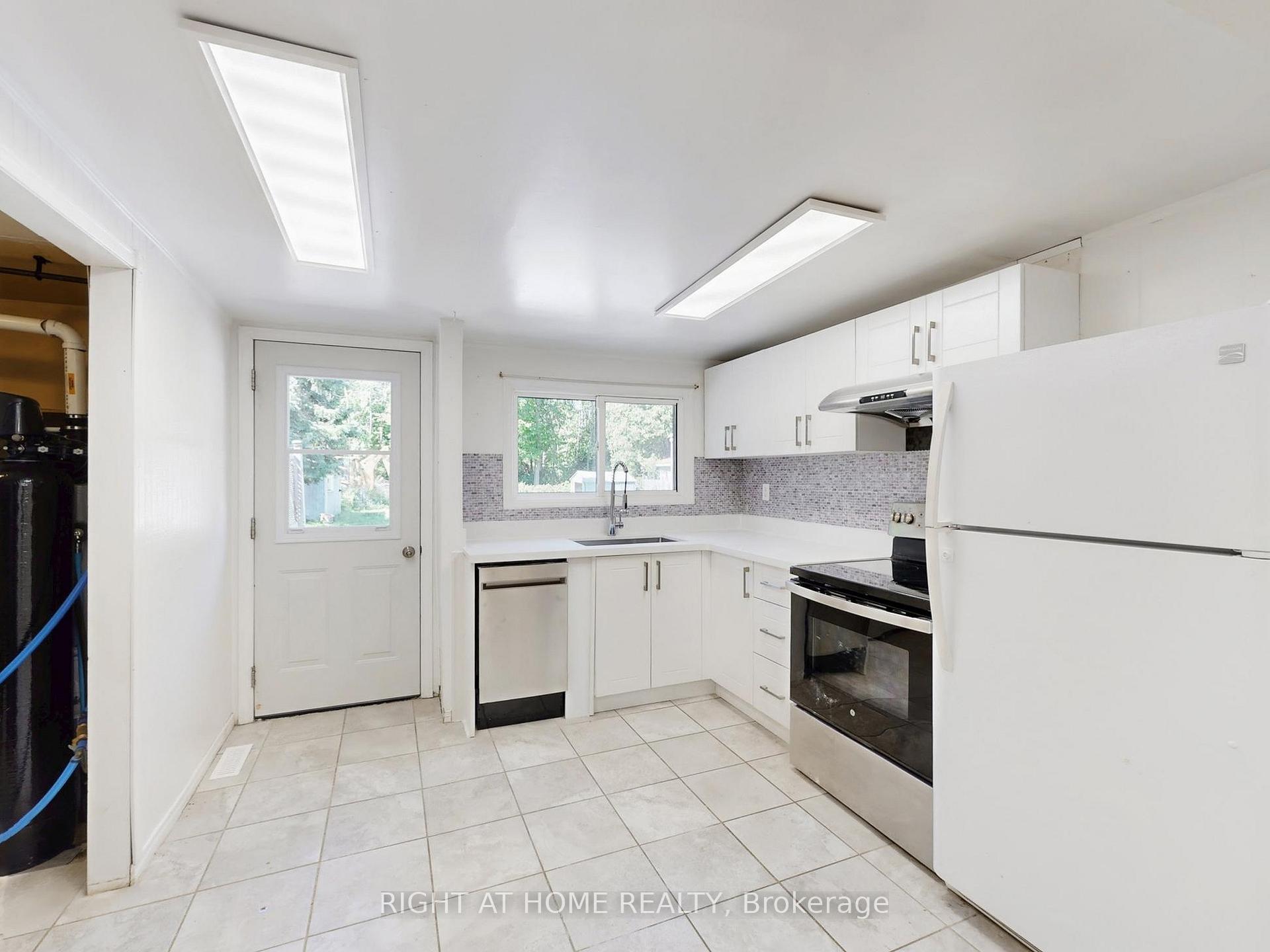 Photo 19 of 822 Pine Avenue, Innisfil, Lefroy — HOMEH