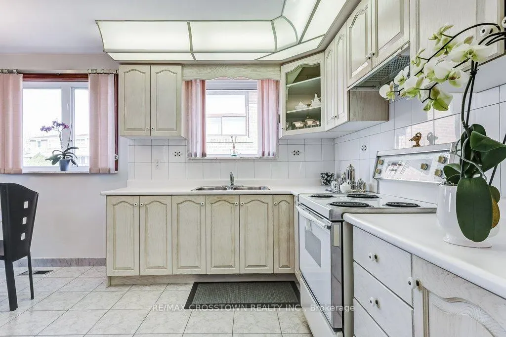 Photo 11 of 25 Rockbank Crescent, North York, Humberlea-Pelmo Park — HOMEH
