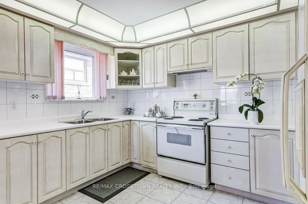 Photo 12 of 25 Rockbank Crescent, North York, Humberlea-Pelmo Park — HOMEH