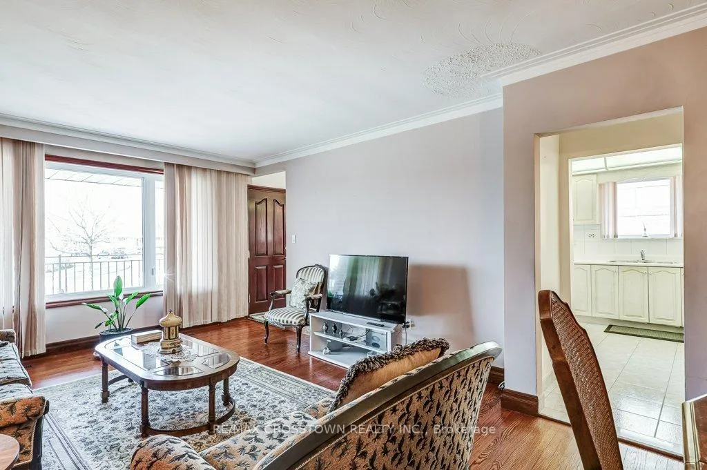 Photo 16 of 25 Rockbank Crescent, North York, Humberlea-Pelmo Park — HOMEH