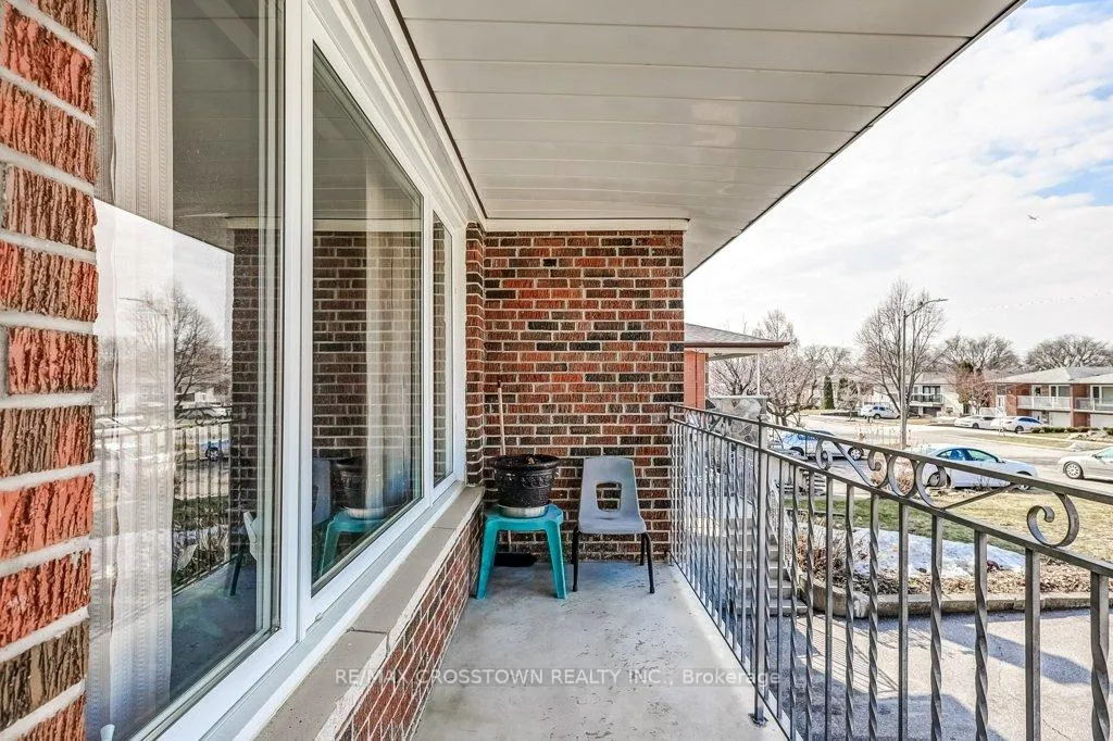 Photo 18 of 25 Rockbank Crescent, North York, Humberlea-Pelmo Park — HOMEH