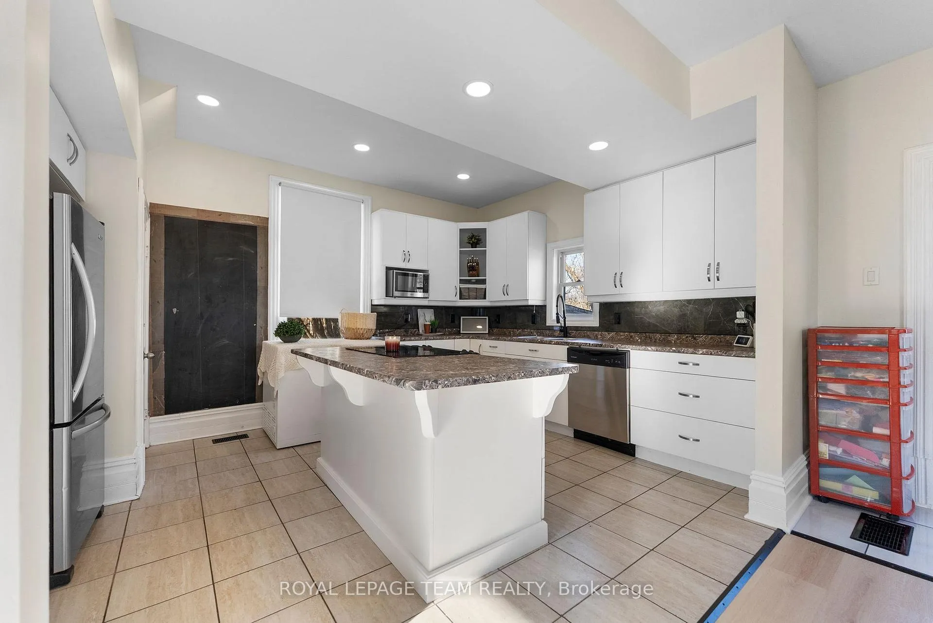 Photo 10 of 290 Thompson Avenue, Renfrew — HOMEH