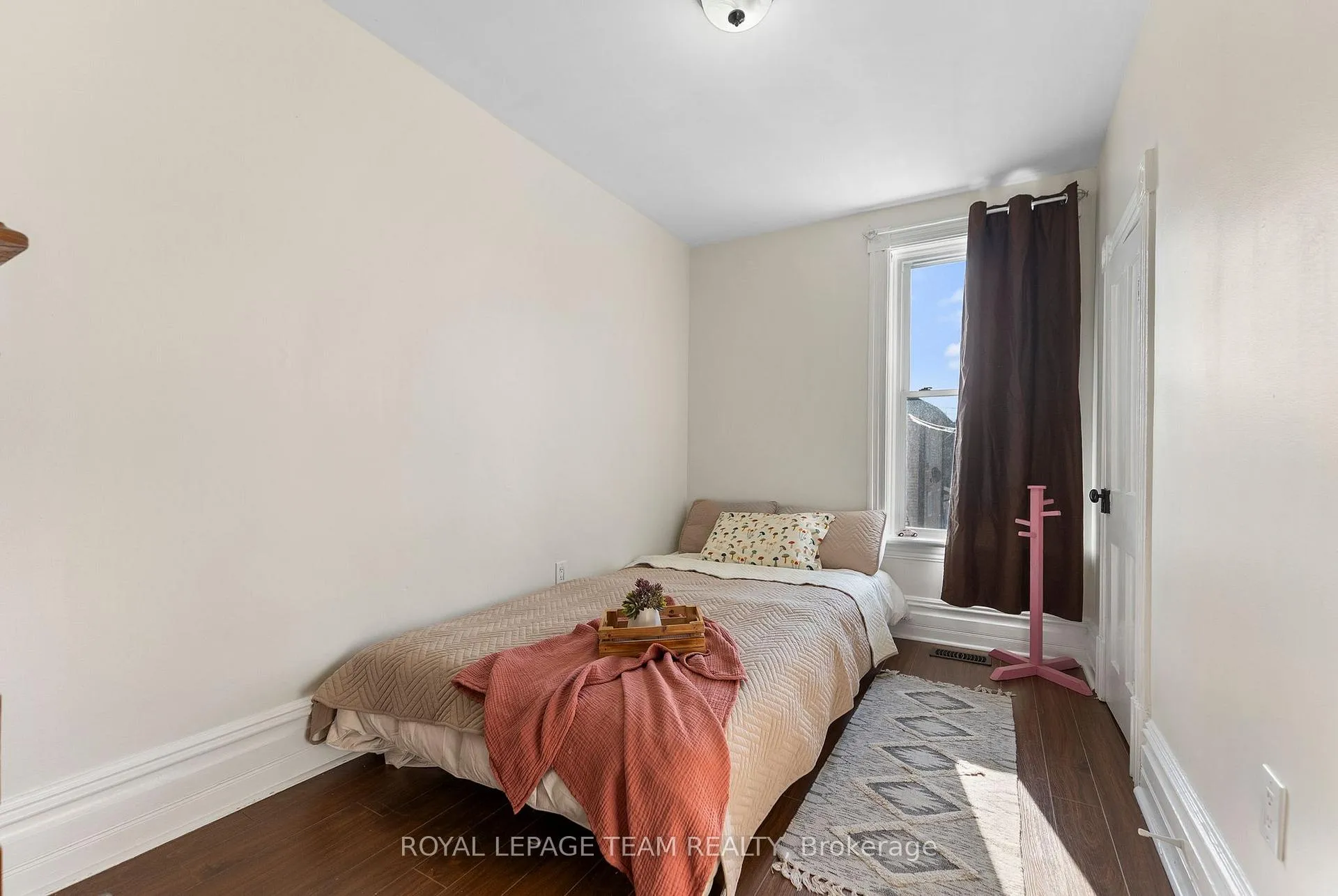 Photo 15 of 290 Thompson Avenue, Renfrew — HOMEH