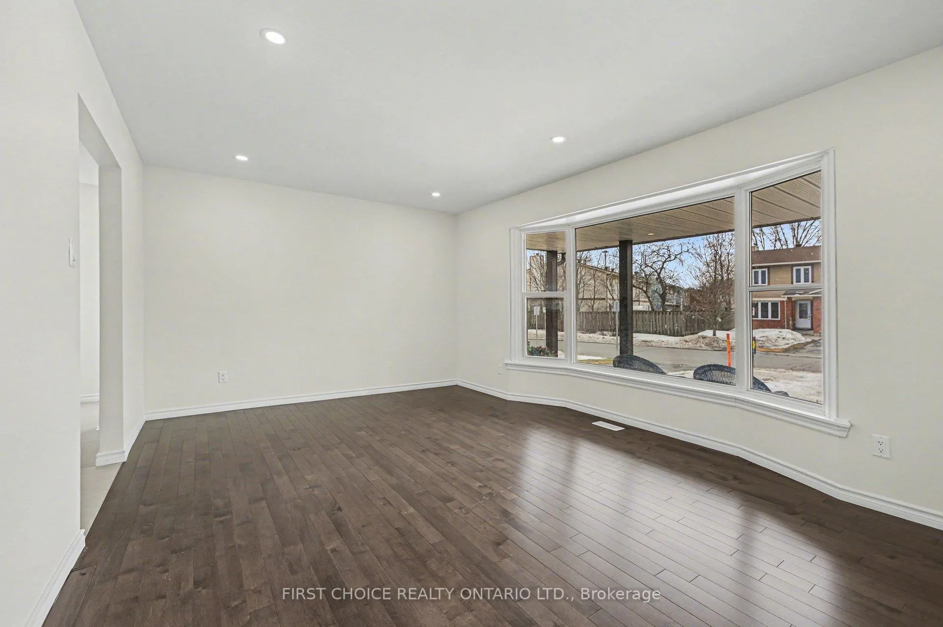Photo 4 of 883 Lawnsberry Drive, Ottawa, Chatelaine Village — HOMEH