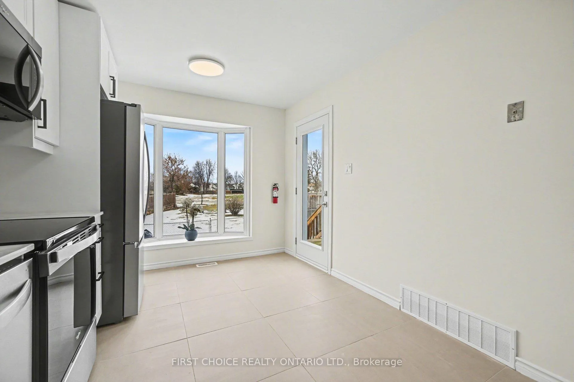 Photo 7 of 883 Lawnsberry Drive, Ottawa, Chatelaine Village — HOMEH
