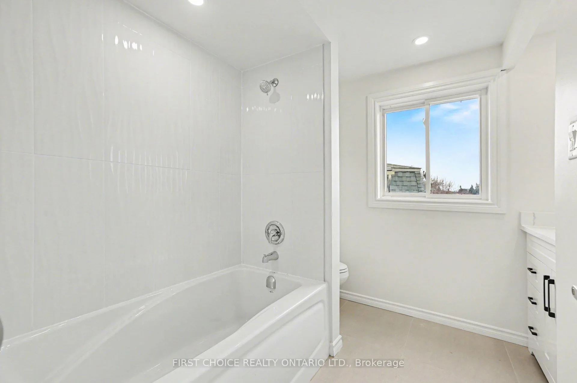 Photo 17 of 883 Lawnsberry Drive, Ottawa, Chatelaine Village — HOMEH