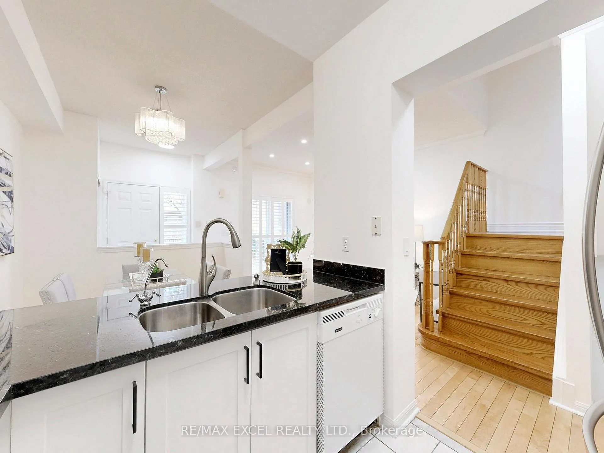 Photo 10 of Unit 6, 16 St Moritz Way, Markham, Unionville — HOMEH