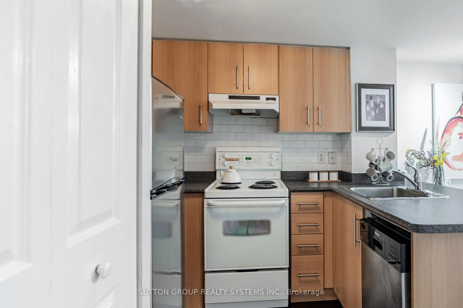 Photo 17 of Unit TH 13, 93 The Queensway Avenue, Toronto, High Park-Swansea — HOMEH