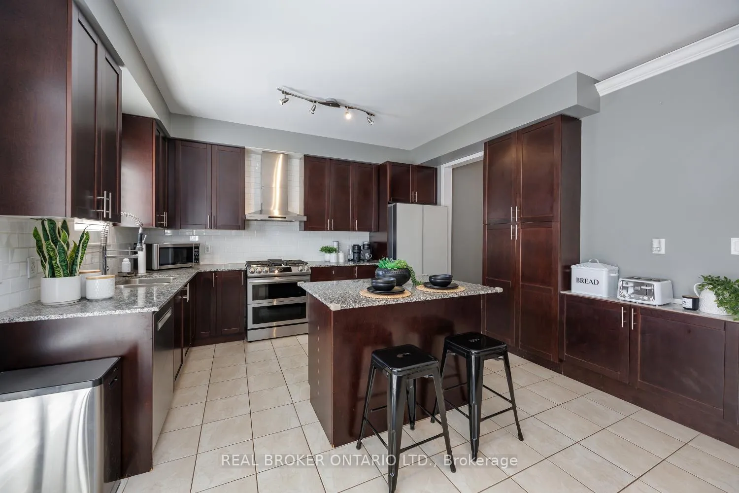 Photo 8 of 39 Harvey Jones Avenue, Clarington, Bowmanville — HOMEH
