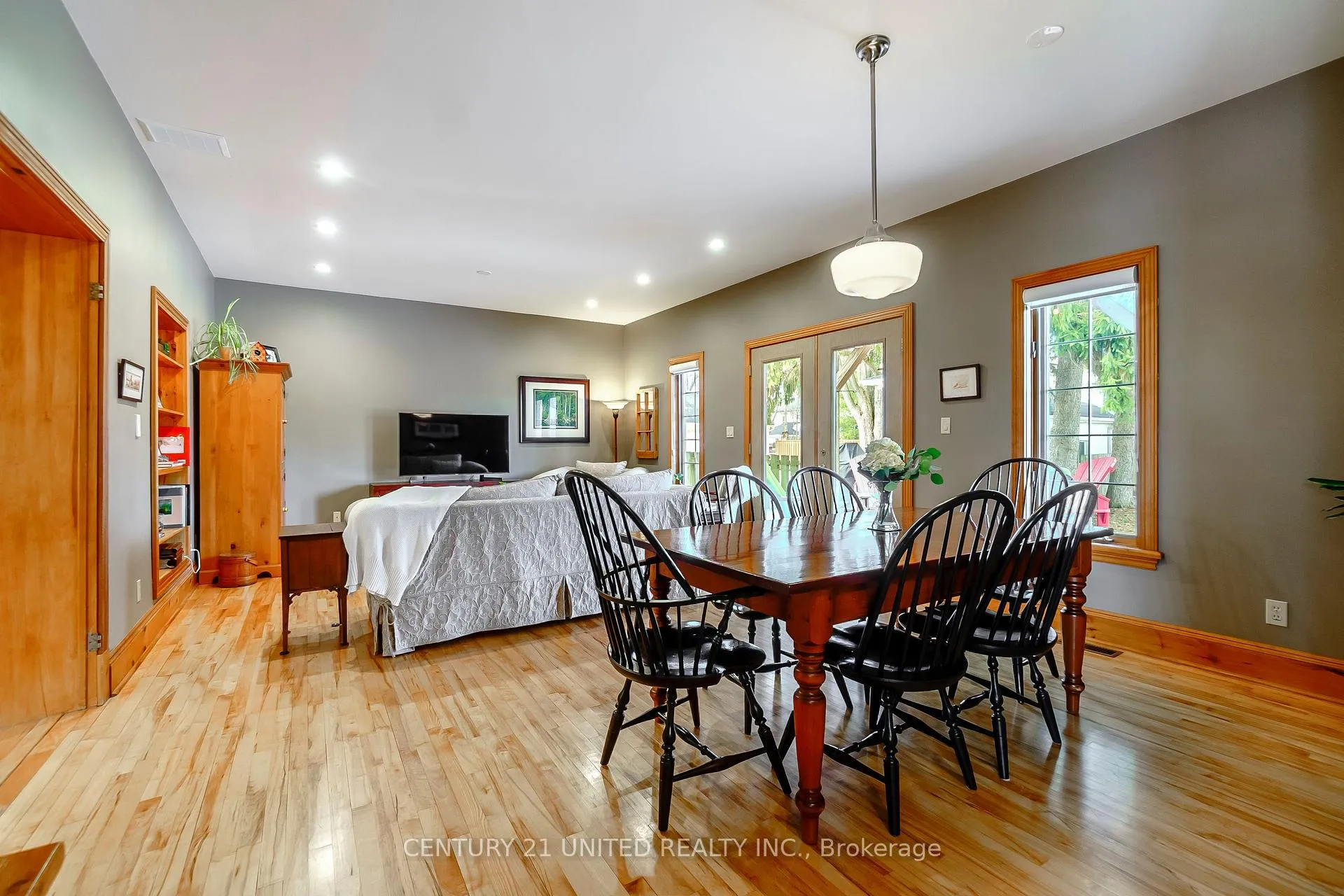 Photo 9 of 558 Gilmour Street, Peterborough, Town Ward 3 — HOMEH