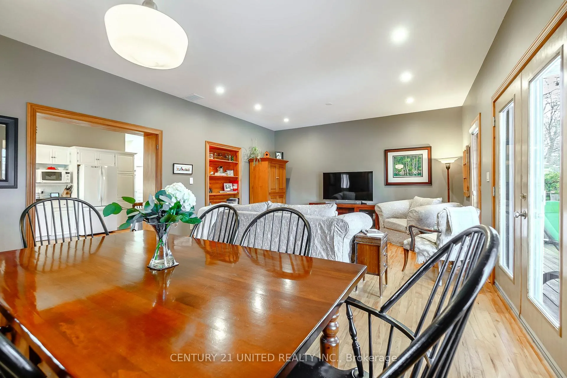 Photo 10 of 558 Gilmour Street, Peterborough, Town Ward 3 — HOMEH