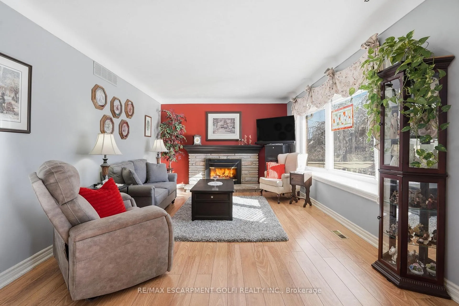 Photo 4 of 4108 Barry Drive, Lincoln, Beamsville — HOMEH