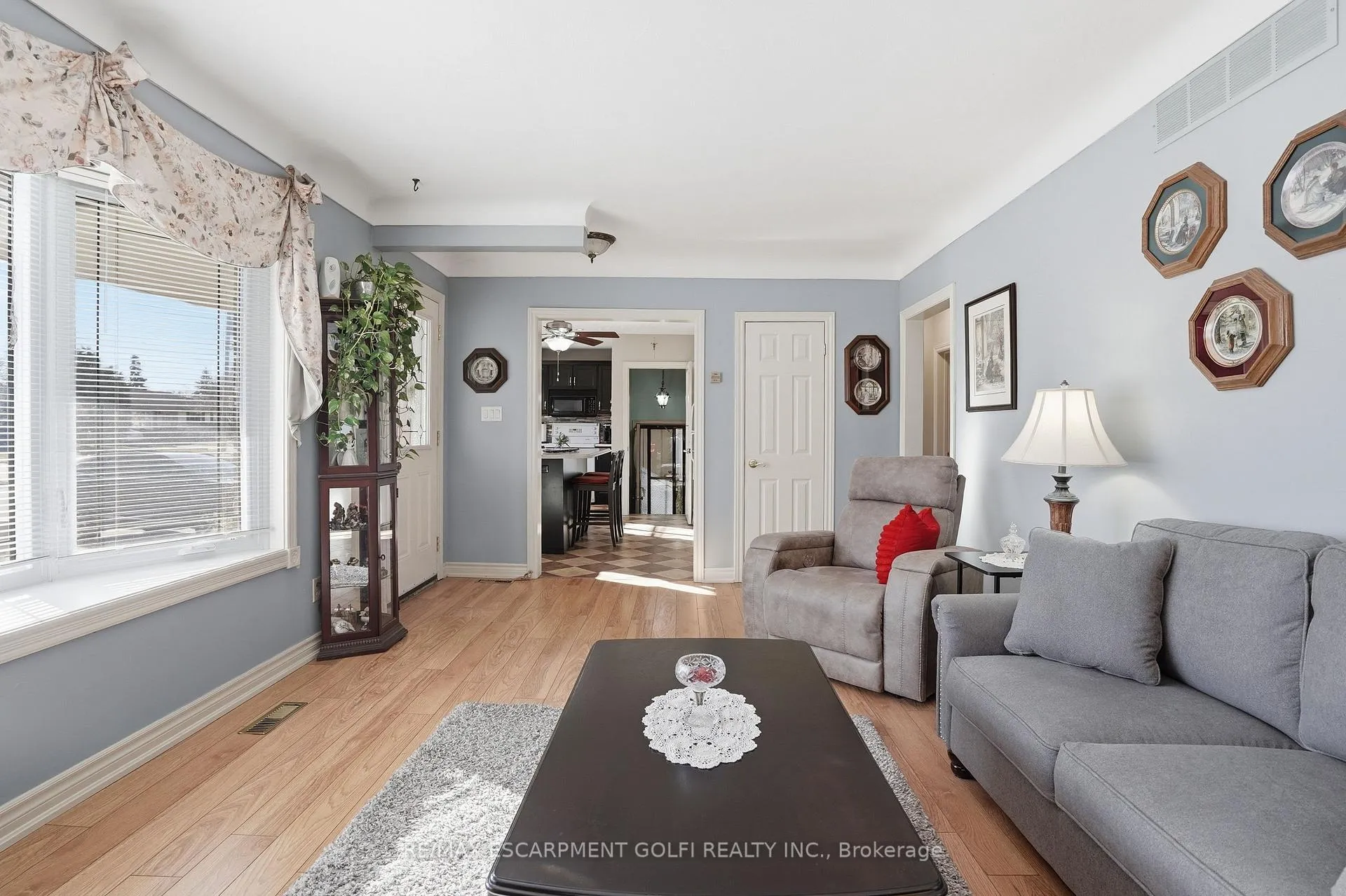 Photo 6 of 4108 Barry Drive, Lincoln, Beamsville — HOMEH
