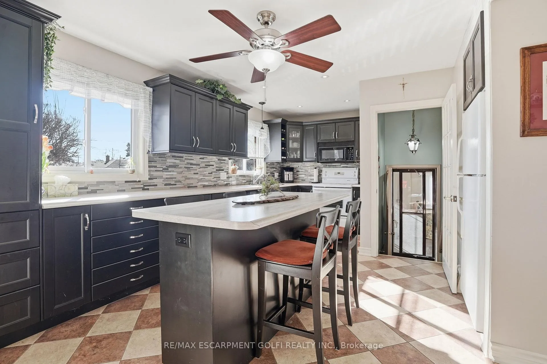 Photo 7 of 4108 Barry Drive, Lincoln, Beamsville — HOMEH