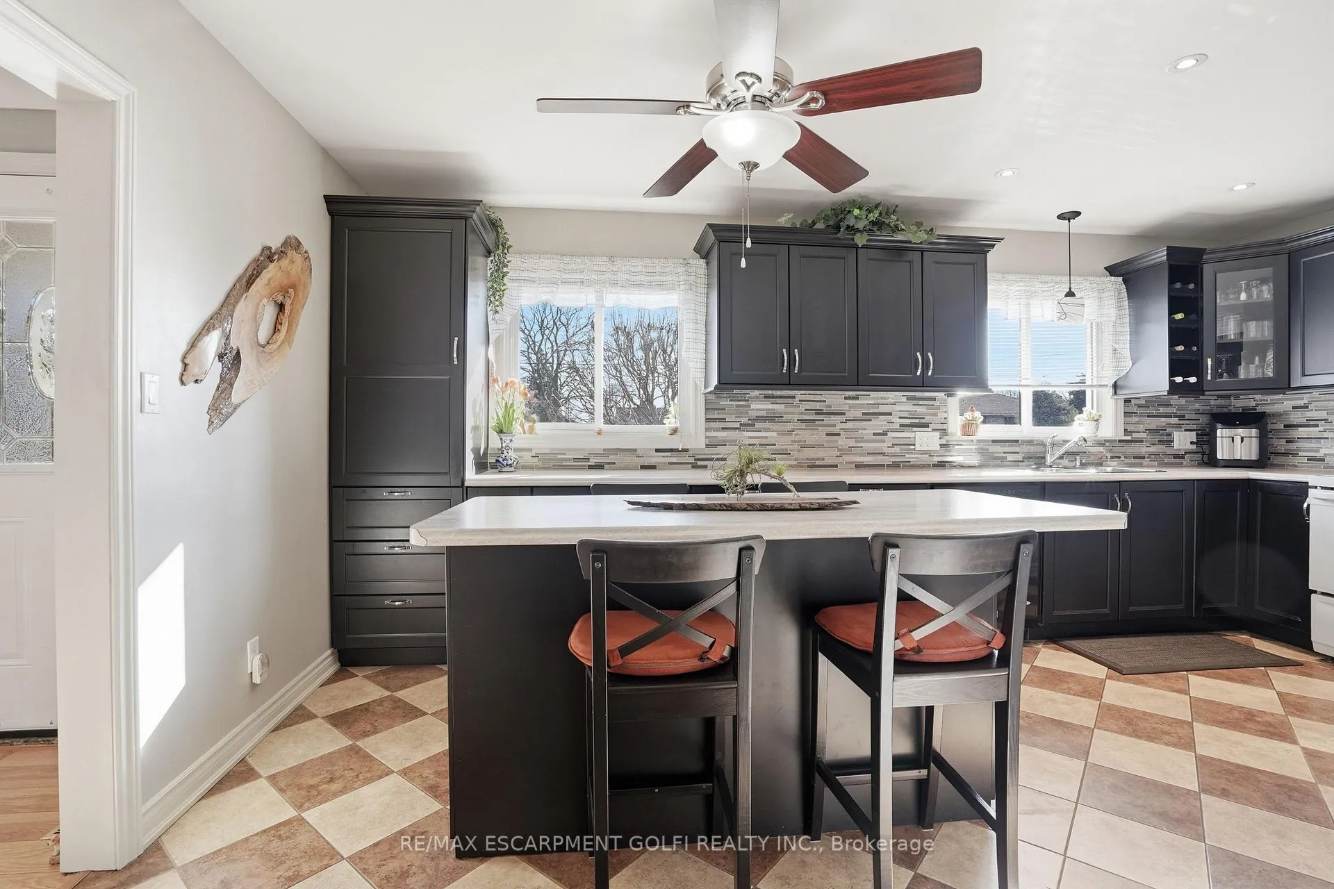 Photo 8 of 4108 Barry Drive, Lincoln, Beamsville — HOMEH