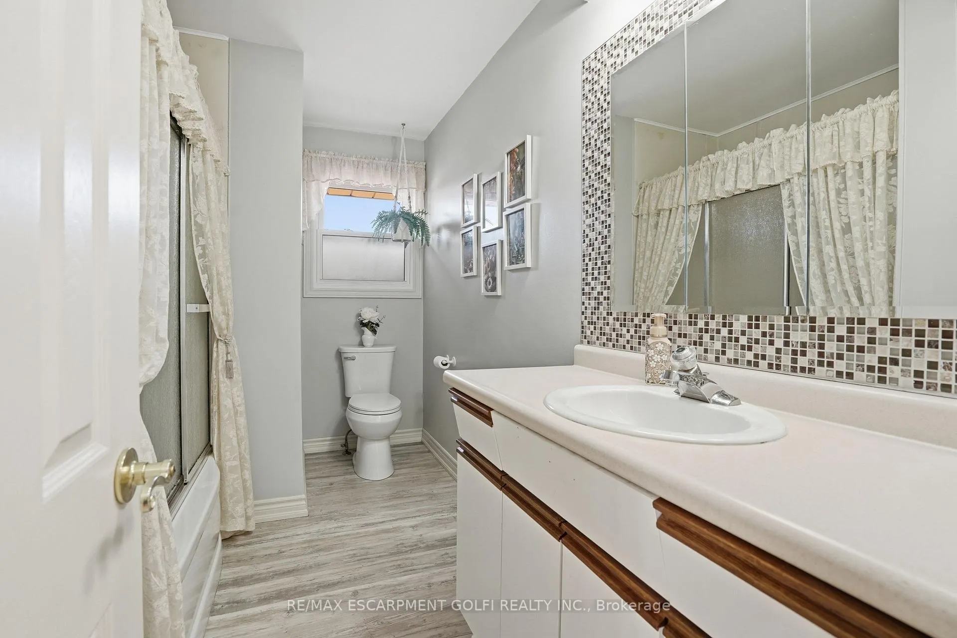 Photo 16 of 4108 Barry Drive, Lincoln, Beamsville — HOMEH