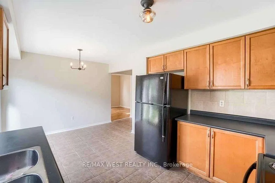 Photo 7 of 256 Brisdale Drive, Brampton, Fletcher's Meadow — HOMEH